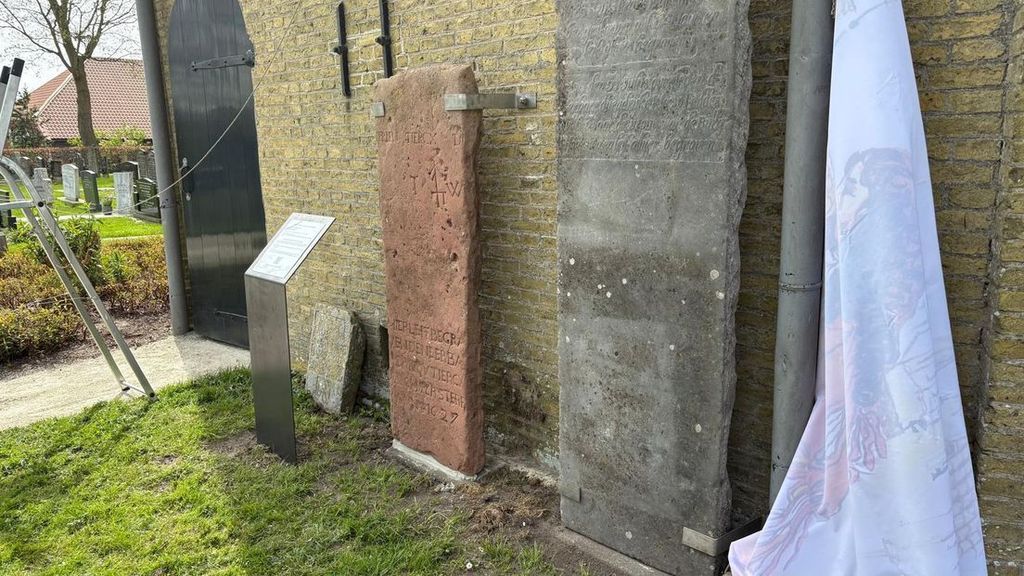 Eeuwenoude grafzerken in Stavoren na 17 jaar teruggevonden
