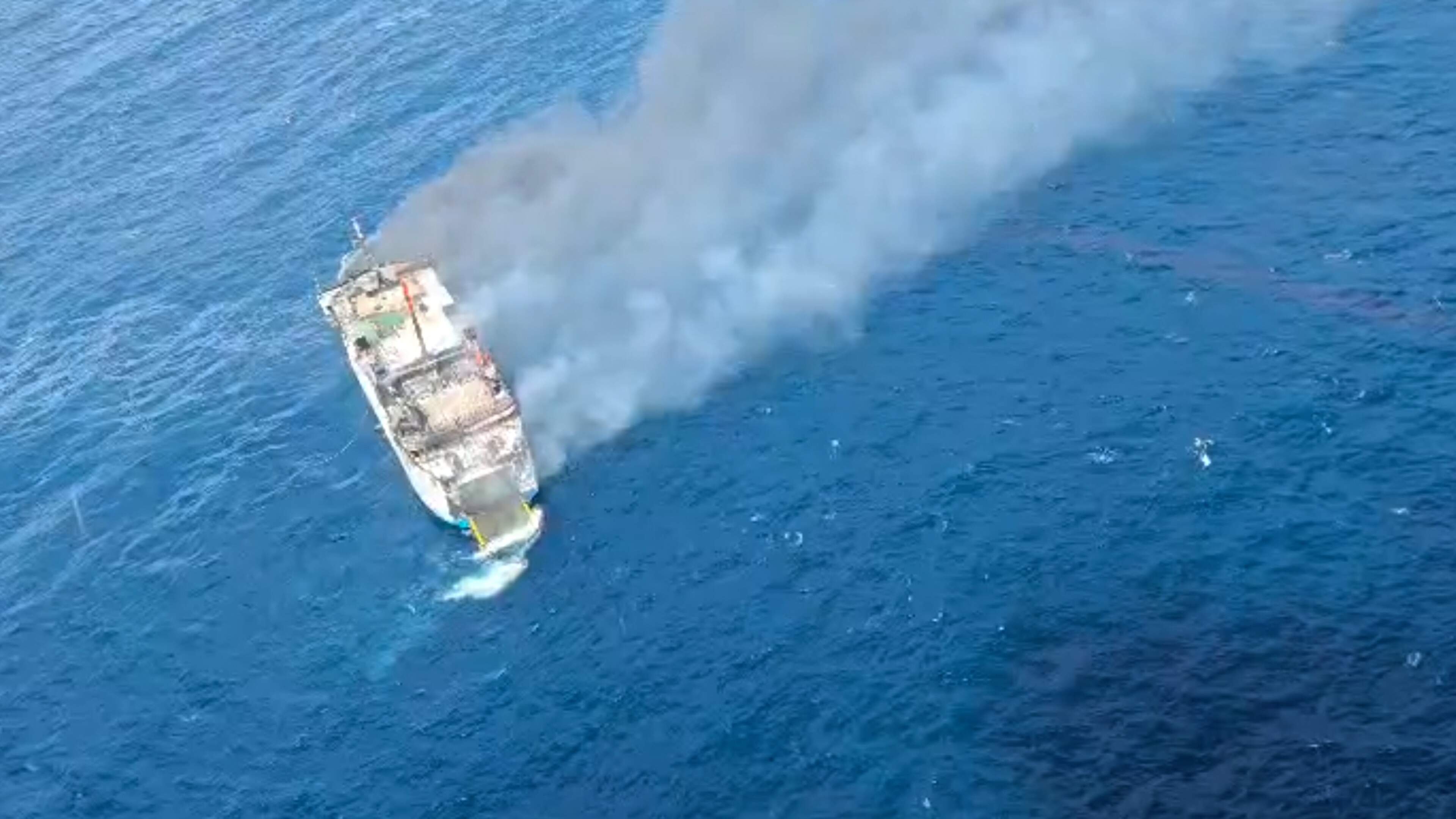 Grote reddingsactie na brand op veerboot Bali - Lombok
