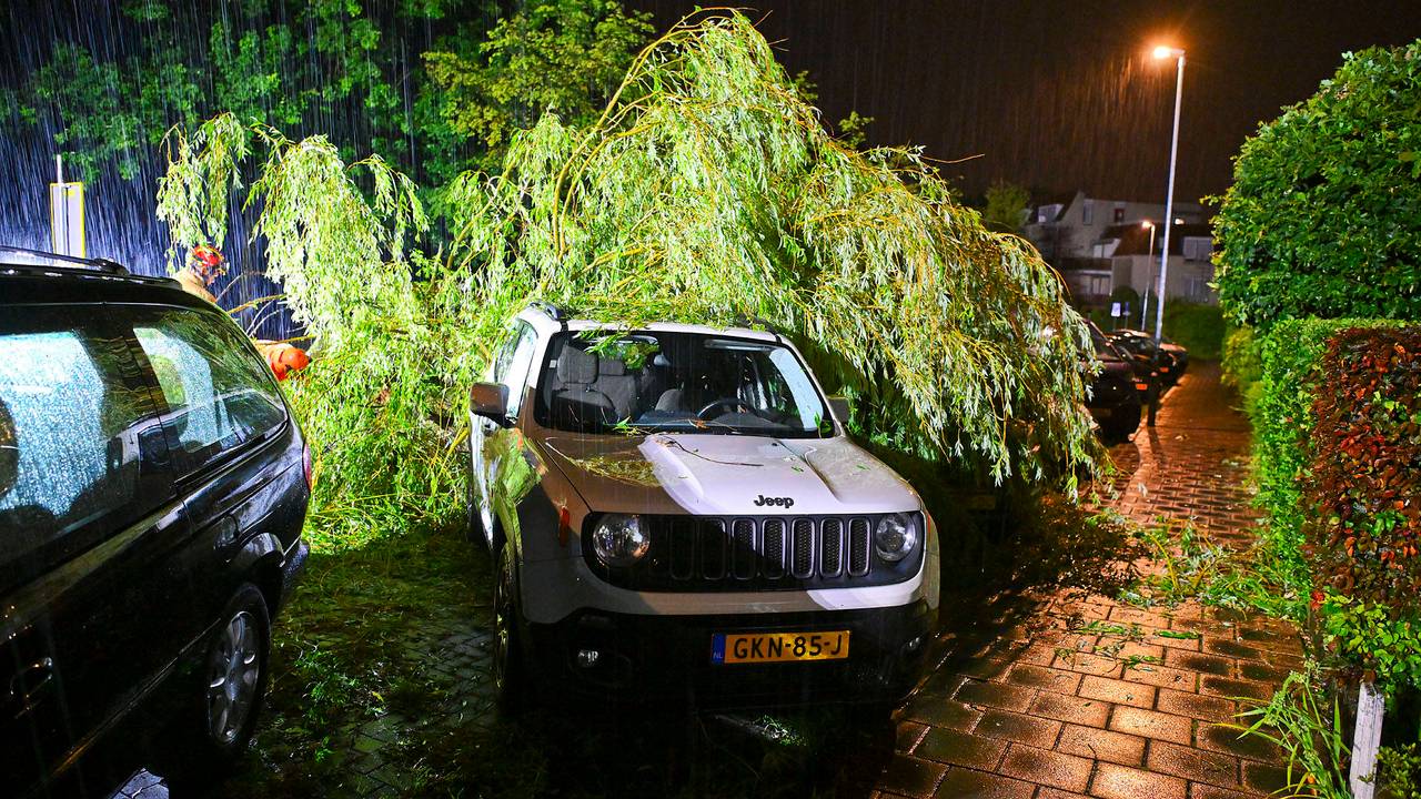 Zware buien teisteren Brabant: woningbranden en stormschade
