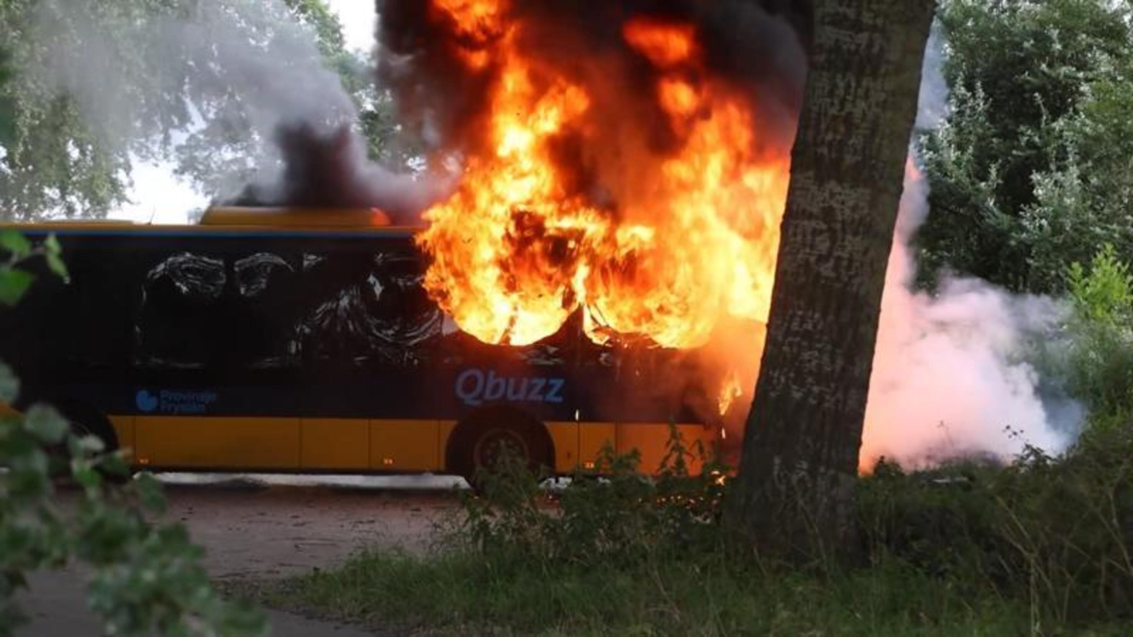 Lijnbus volledig uitgebrand door vlammenzee