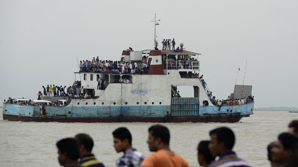 Zeker 24 doden nadat bus zinkt in rivier in Bangladesh