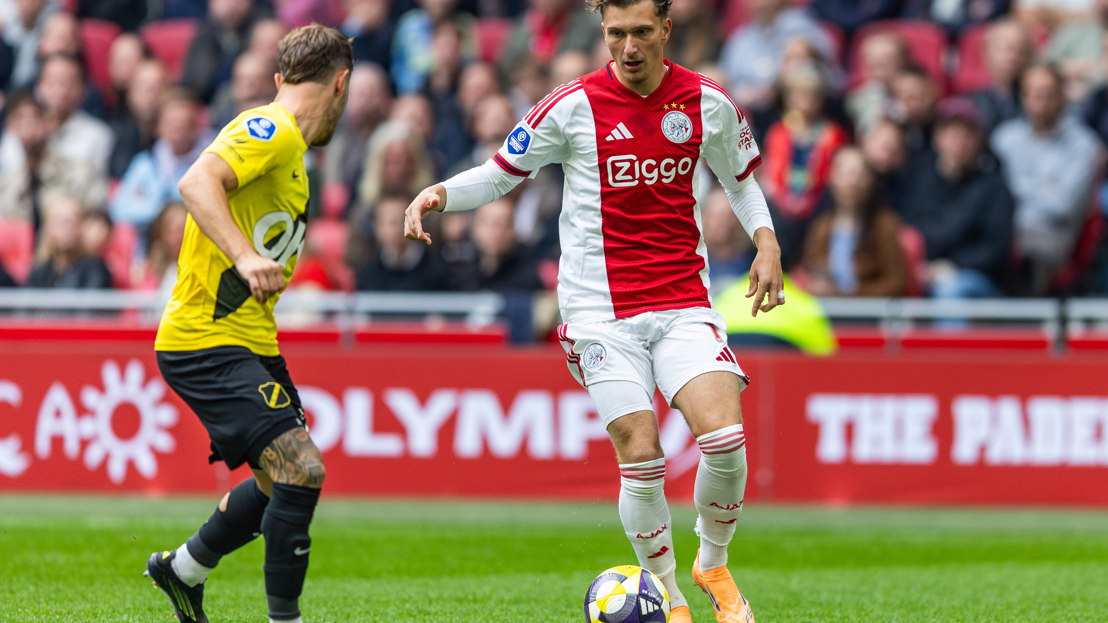LIVE Eredivisie: Ajax komt na rust via Taylor weer op voorsprong tegen NAC, bezoekers met 10 man verder