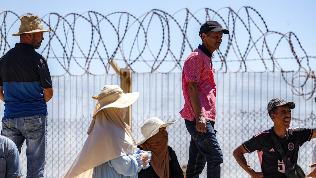 Aantal omgekomen migranten Ceuta omhoog, Spaanse premier in het nauw