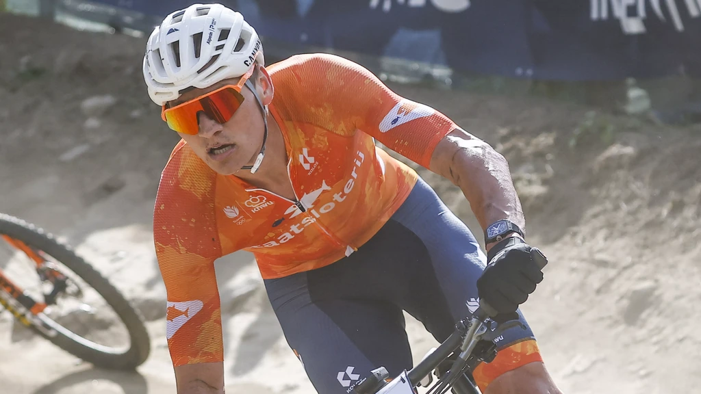 Pidcock doet wat Van der Poel niet lukt en wint WK mountainbike na imposante inhaalrace