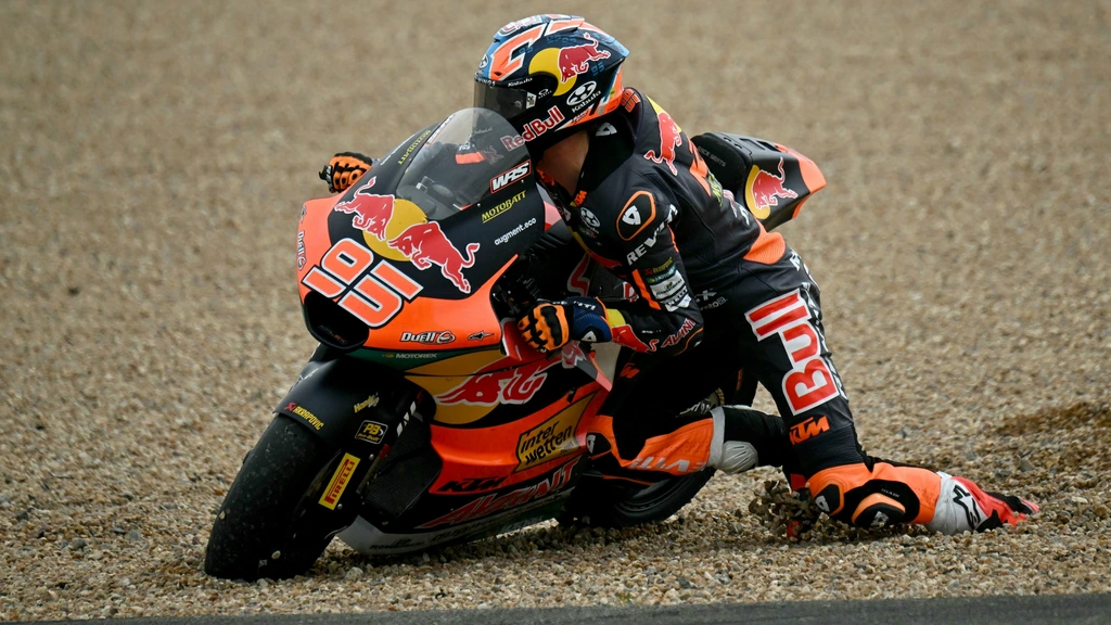 Veijer valt in incidentrijke Moto2-race Le Mans, eerste punten Van den Goorbergh