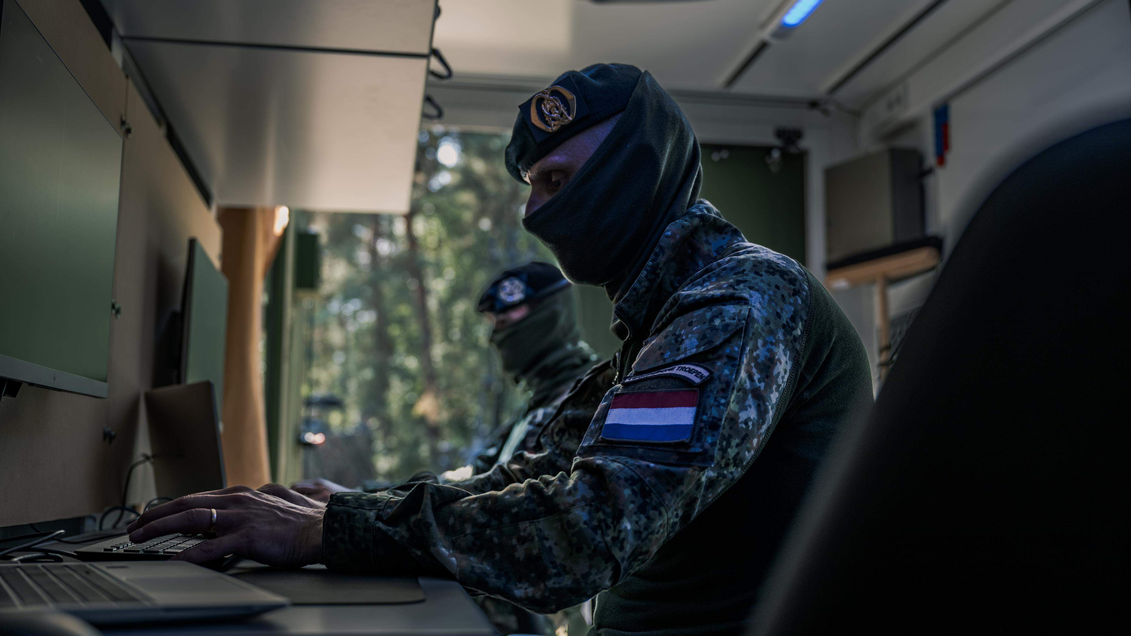 Landmacht zet hackers in aan het front: ’Met een tank schakel je geen website uit’