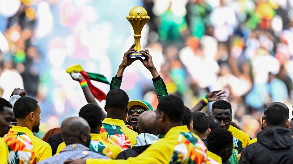 Senegal pronkt met afgenomen Afrika Cup voor oefenduel, Marokko dreigt met rechtszaak
