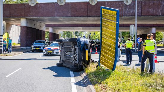 Auto op zijn kant na ongeluk Driebergen