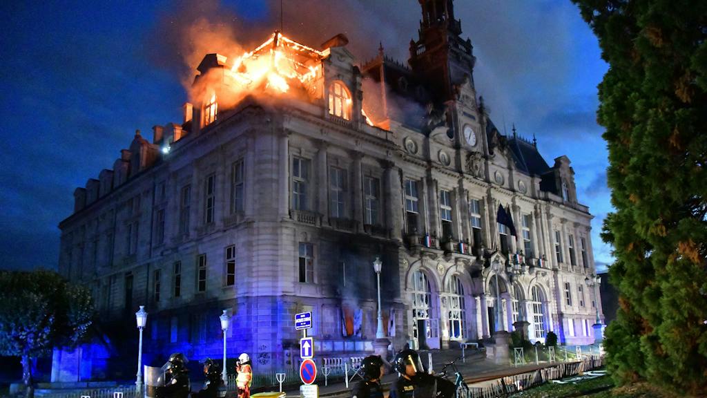 Relschoppers dringen Parijs’ stadhuis binnen, brandende toren stadhuis Limoges ingestort