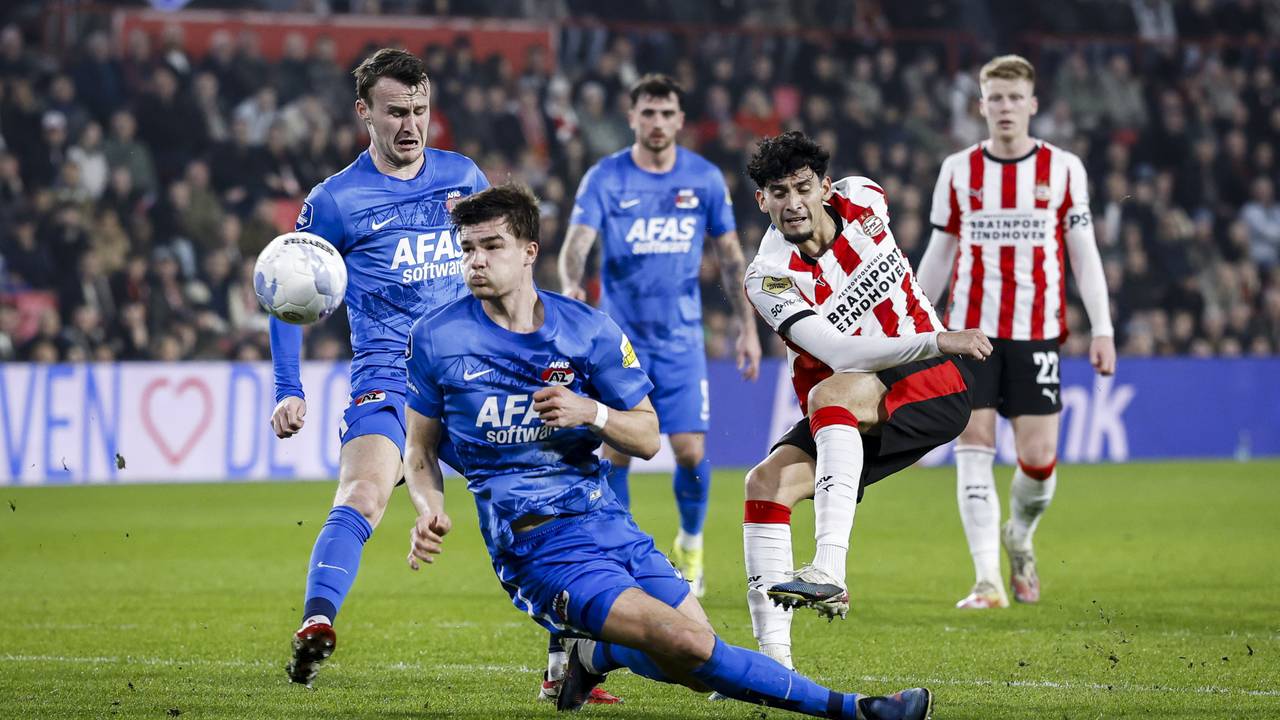 PSV wint in matige wedstrijd van AZ na late goal, Dest valt uit