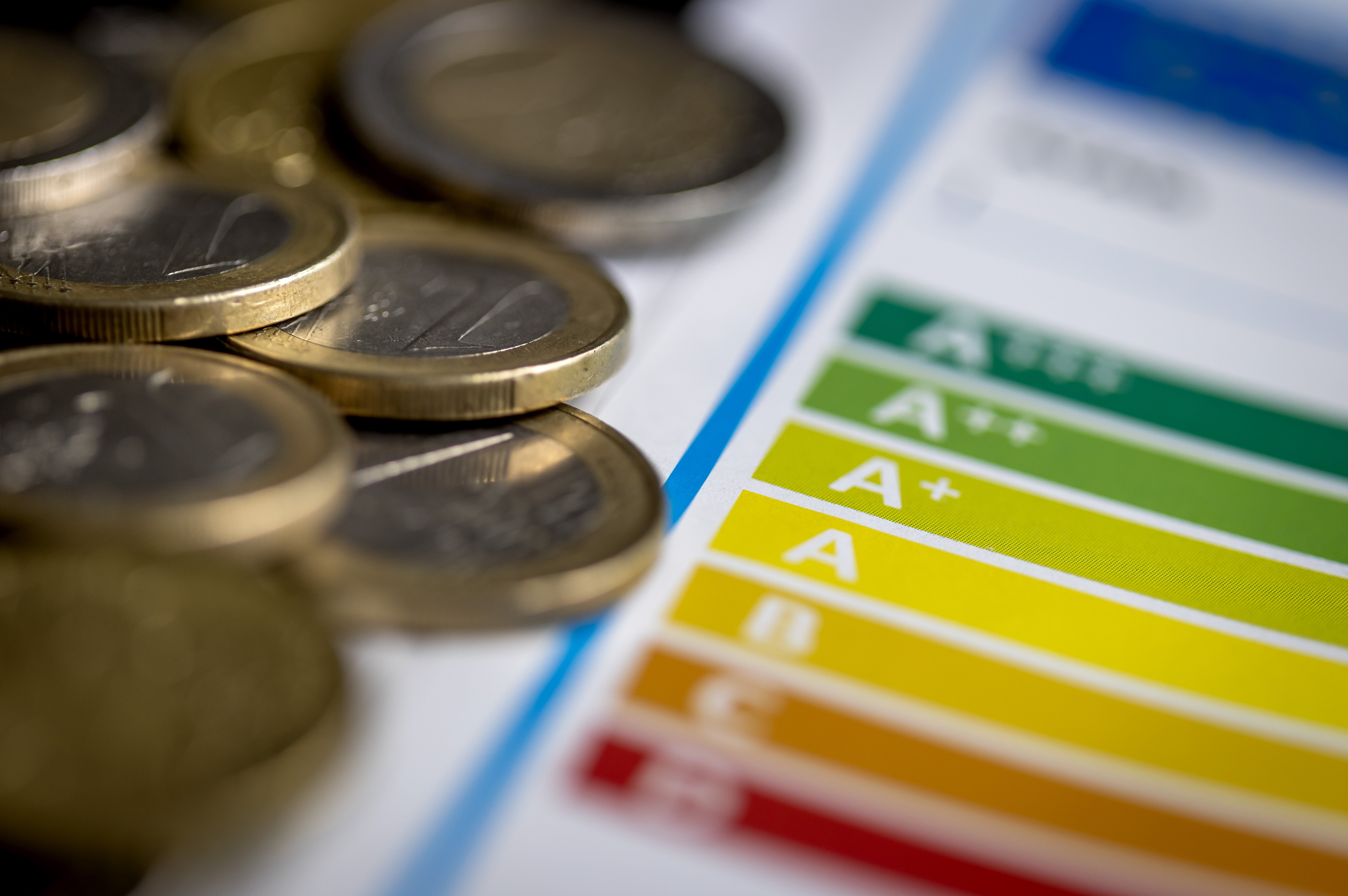 Nederlanders hebben dit jaar een iets lagere energierekening, waar komt dat door?