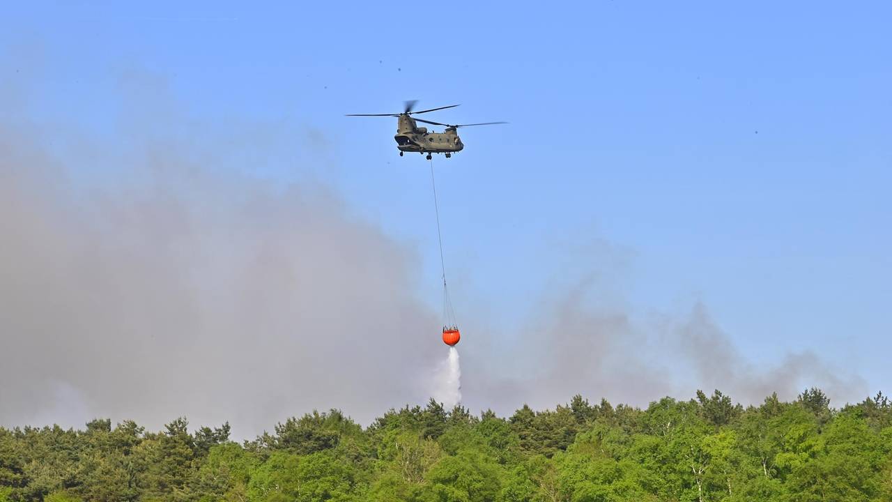Chinooks uit Gilze-Rijen ingezet bij blussen brand 't Harde in Gelderland