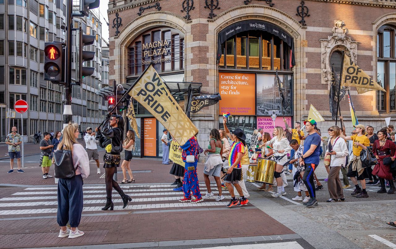 Hoe de WorldPride naar Amsterdam kwam: met kapjes en klompen. ‘Echt niet te doen’