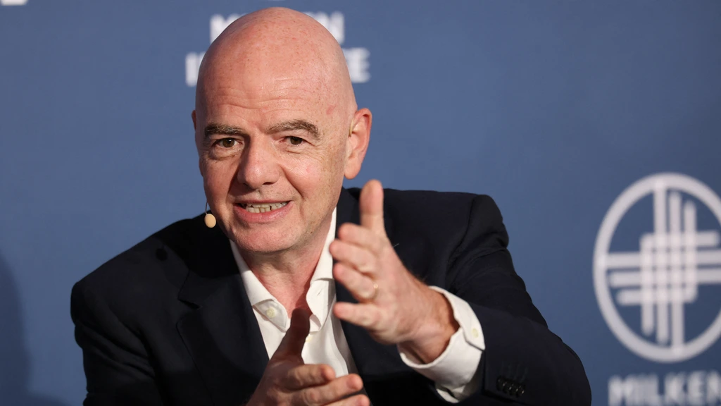 FIFA reageert op UEFA: 'Niemand probeert het voetbal te verkopen'