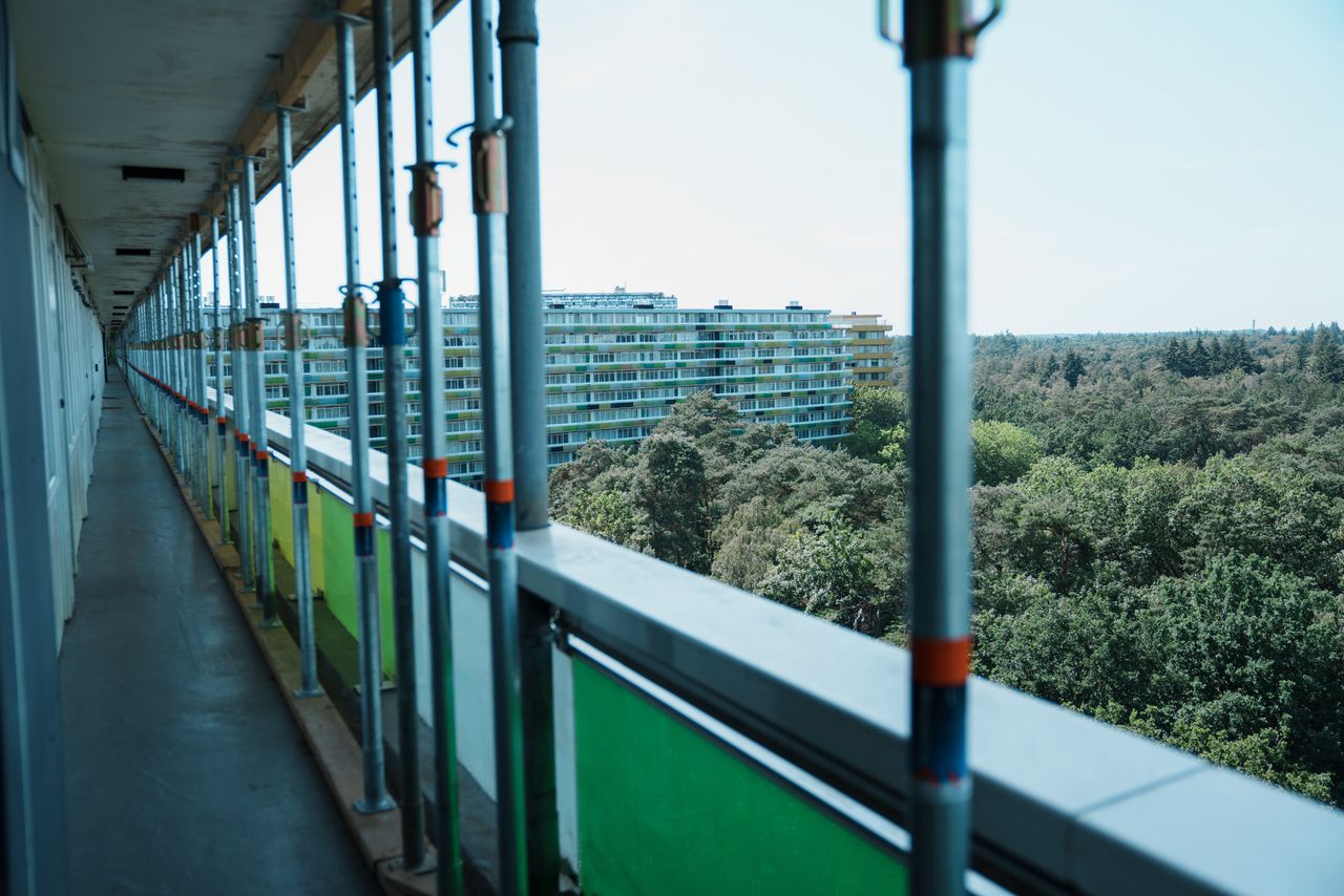 In de grootste flat van Nederland wonen huurders tussen 25.000 stutpalen aan scheve galerijen en aflopende balkons. Toch moeten ze weer meer huur betalen
