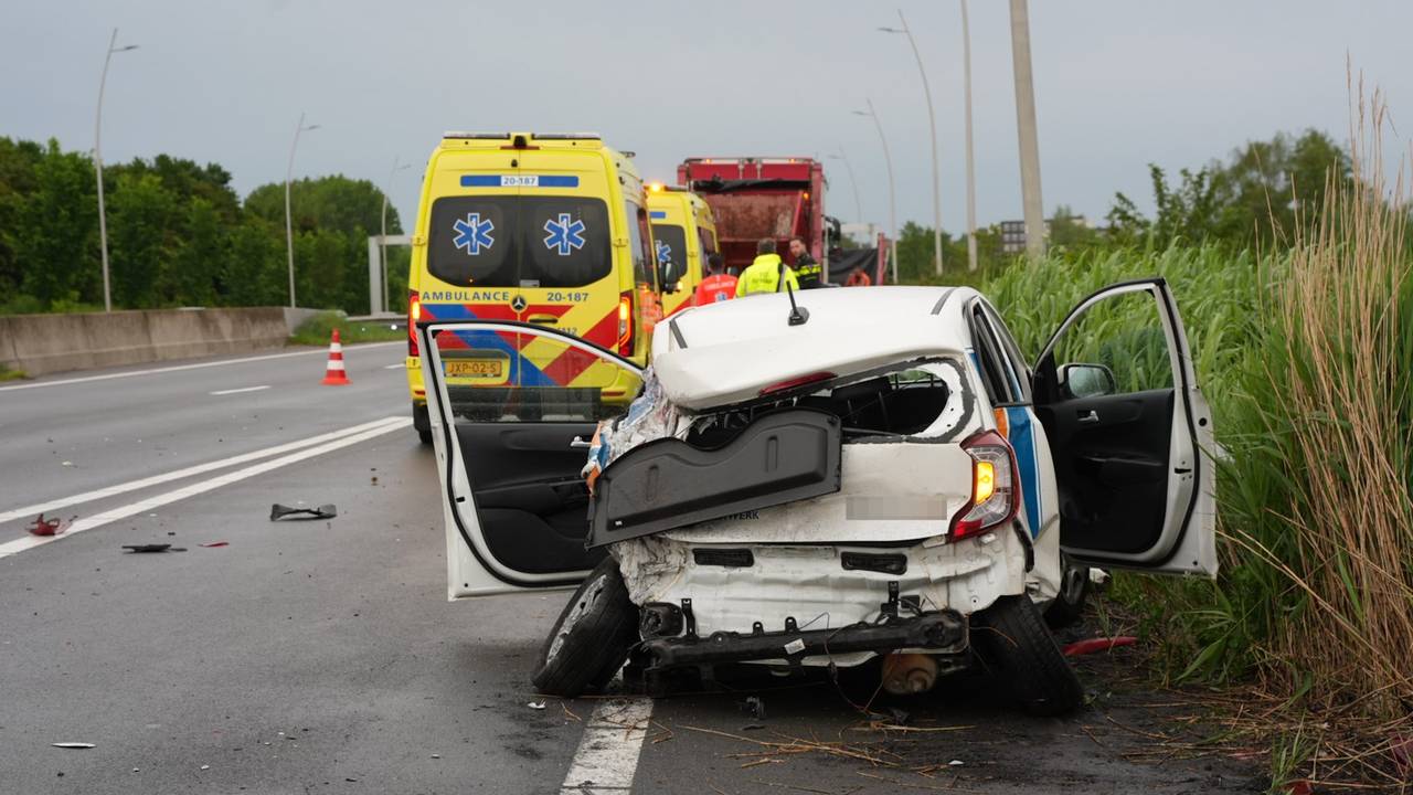 Stilstaande auto op N261 bij Waalwijk door twee vrachtwagens geraakt