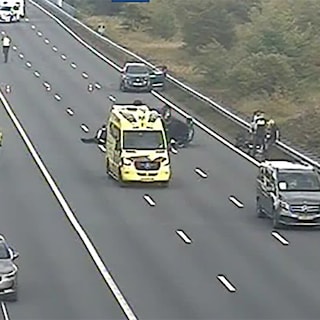 Auto belandt op zijn kop bij ongeval op A10-Zuid: snelweg richting Schiphol weer open