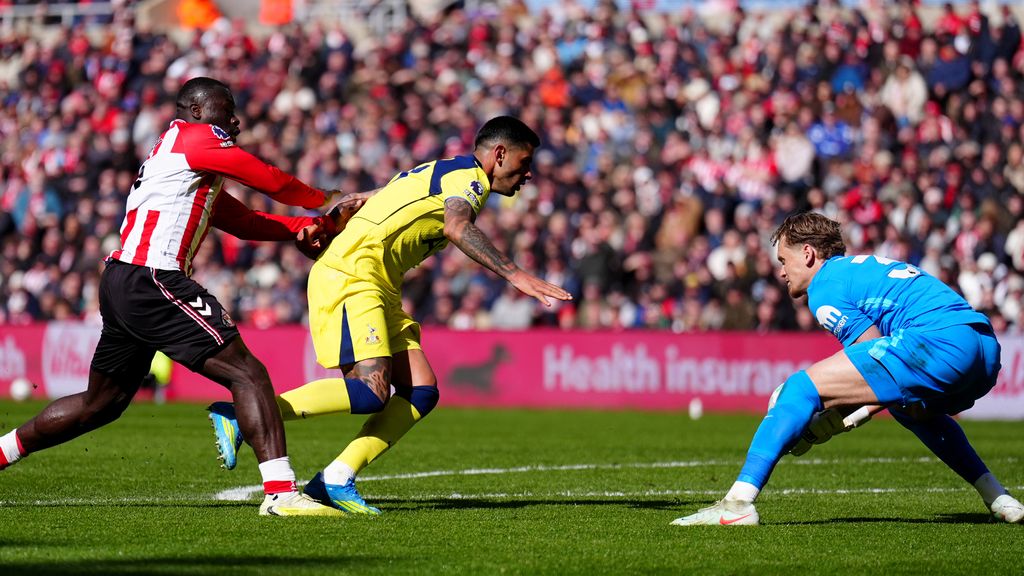 Brobbey racistisch belaagd na duw tegen Argentijn Romero, die vreest voor WK