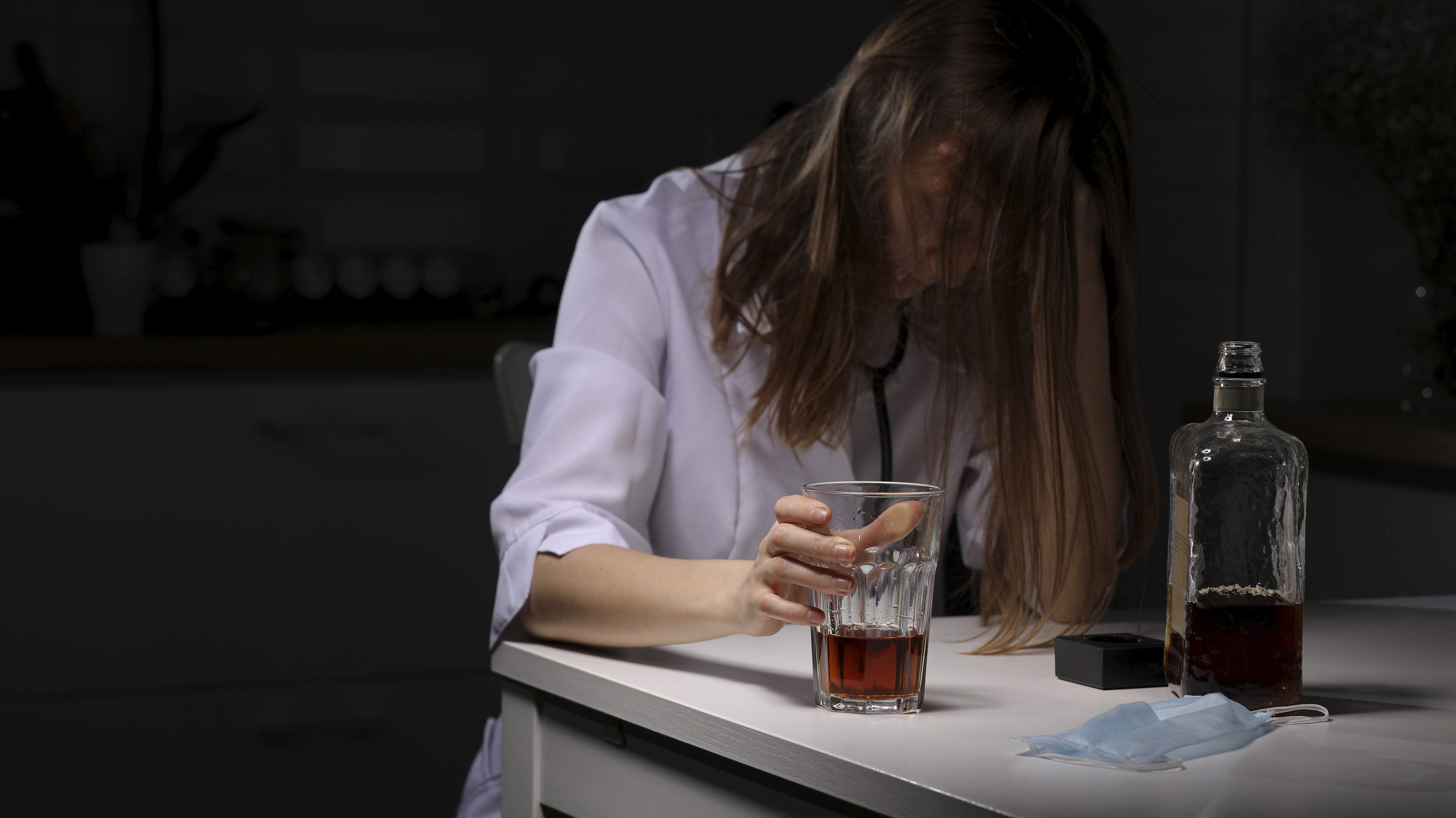 Huisarts moet per direct stoppen vanwege alcoholverslaving: ’Euthanasie ging niet door, omdat de dokter met een fles wijn in de auto zat’