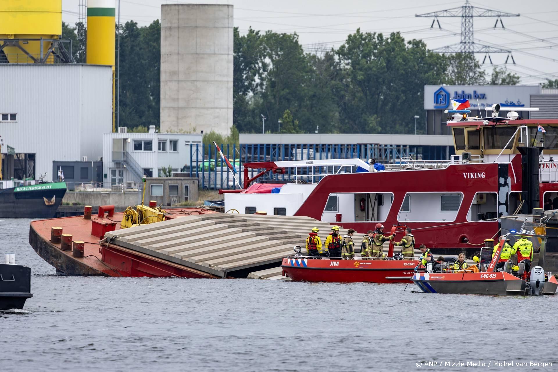 Opvarende van gezonken duwboot in Amsterdamse Coenhaven gevonden