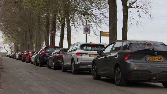 Lange rij voor veerpont door afsluiting A2