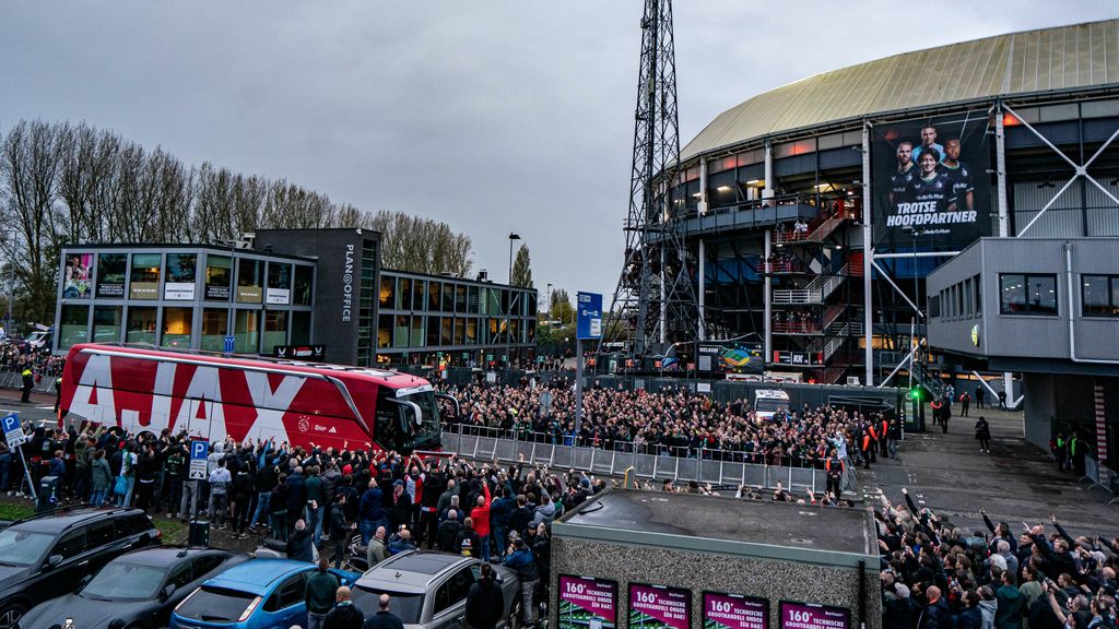 Zak met miljoenen hangt boven Klassieker: het belang van plek twee in de eredivisie