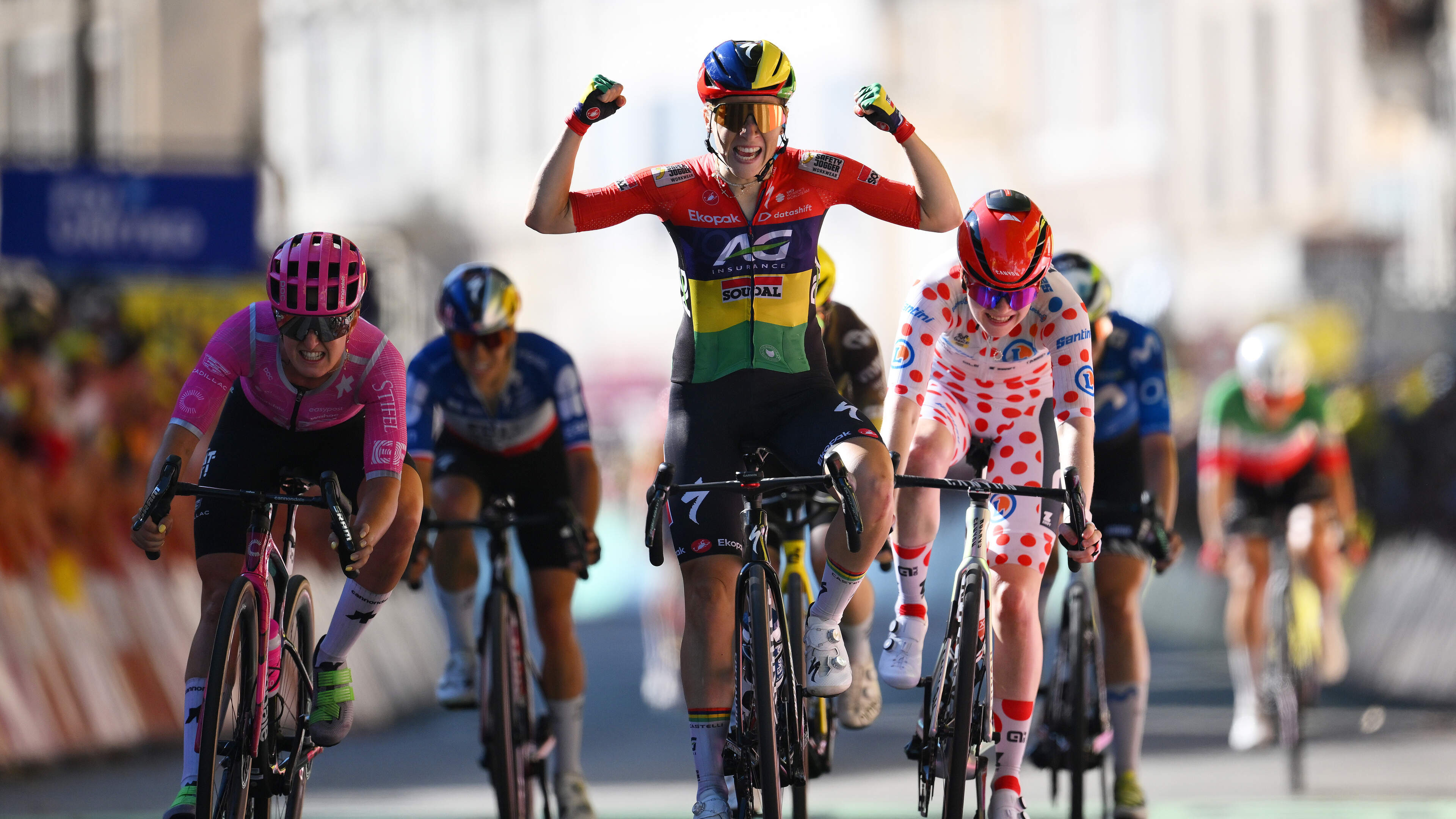Kim Le Court troeft Puck Pieterse af in sprint, Marlen Reusser behoudt geel in Tour de France Femmes