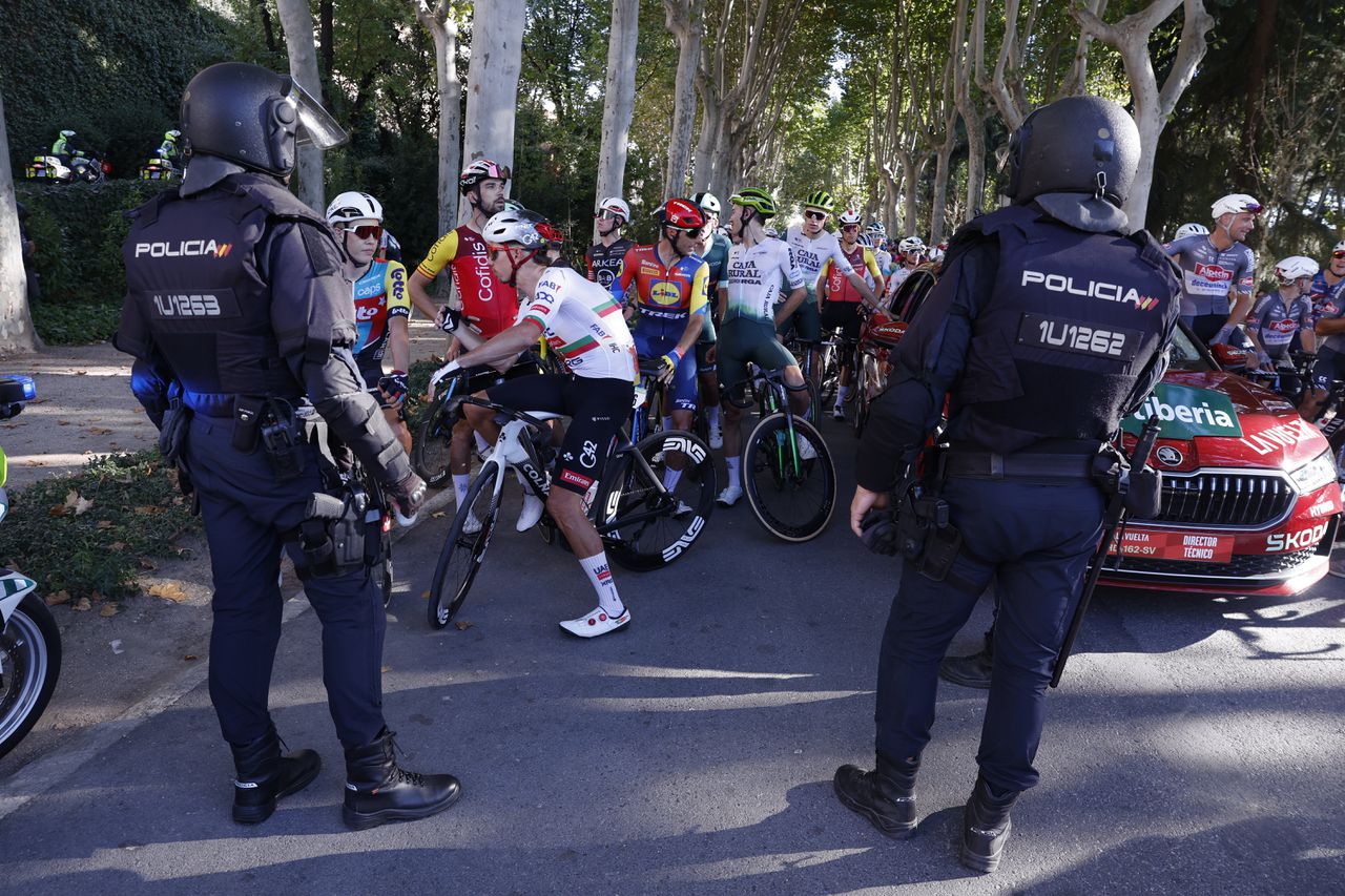 De Vuelta eindigt in chaos: de slotetappe in Madrid is geannuleerd, winnaar Vingegaard naar huis zonder huldiging
