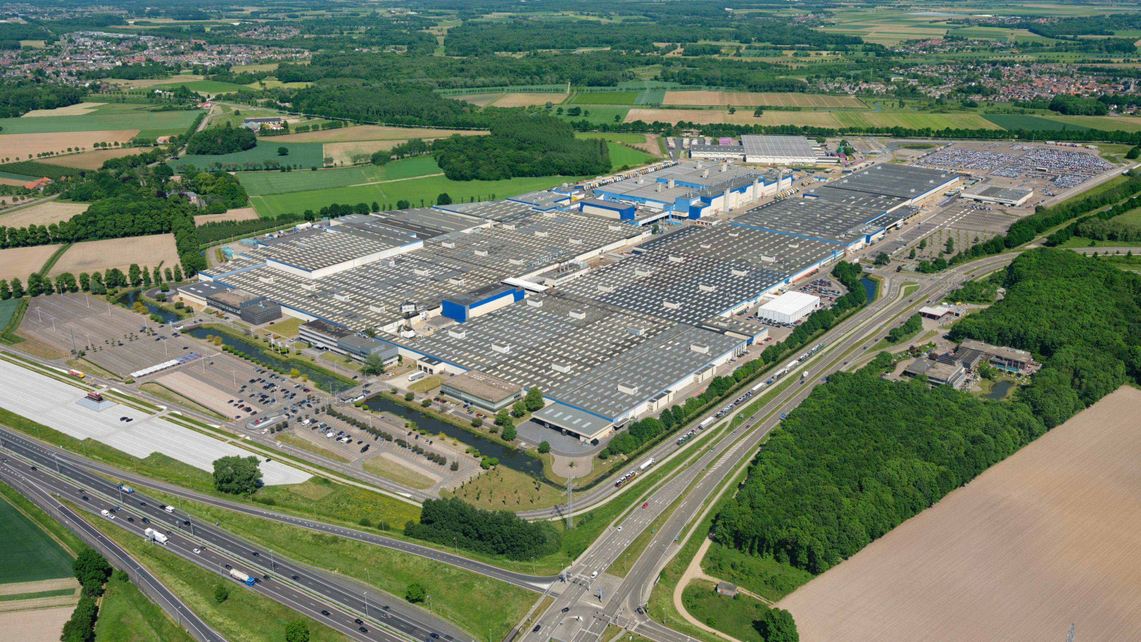 Limburg en VDL investeren 25 miljoen euro in Nedcar-locatie Born: ’Defensie goed voor maakindustrie’