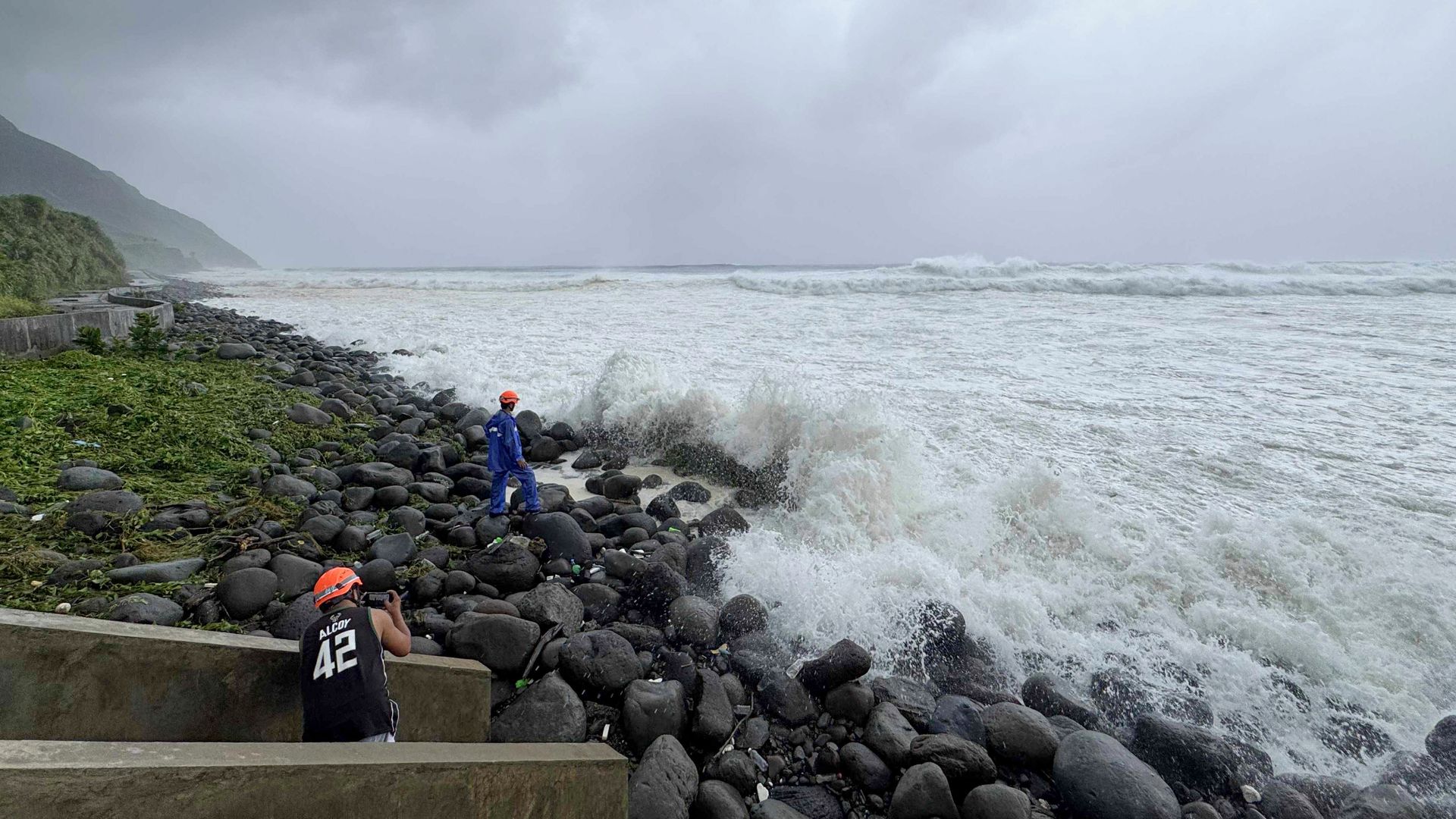 'Super' typhoon brings 183mph winds - as hundreds of thousands evacuated