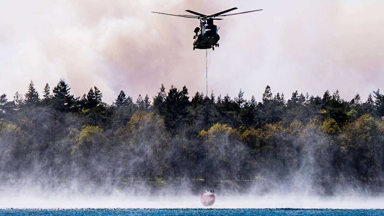 Met duizenden liters water blussen Brabantse Chinooks brand in Gelderland