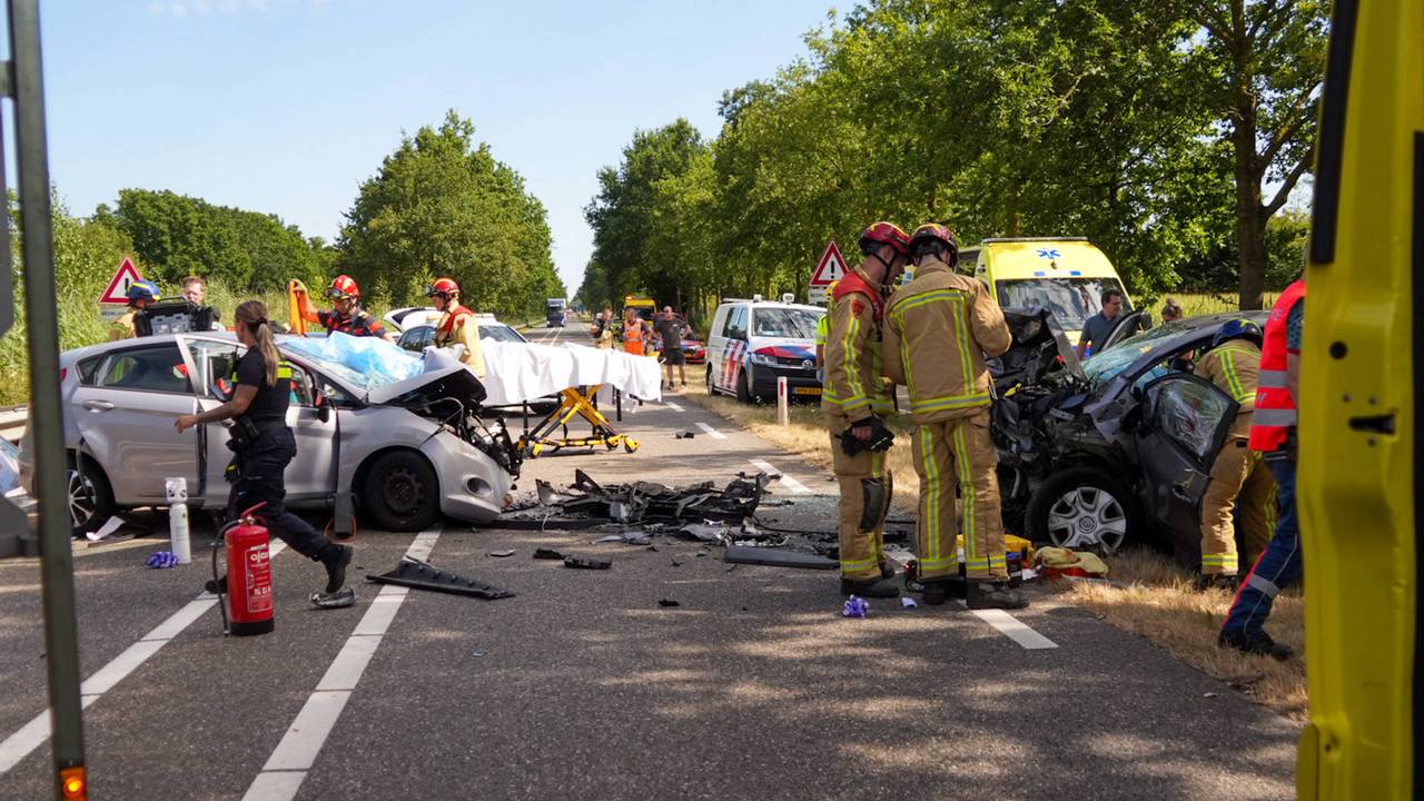 Meerdere mensen bekneld na ongeluk op N612, hulpdiensten massaal uitgerukt