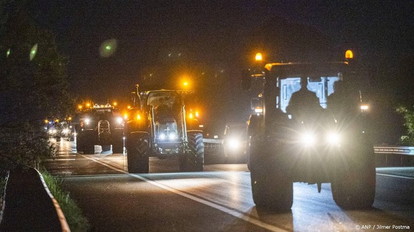Politie bekeurt Friese boeren voor trekkers op de snelweg