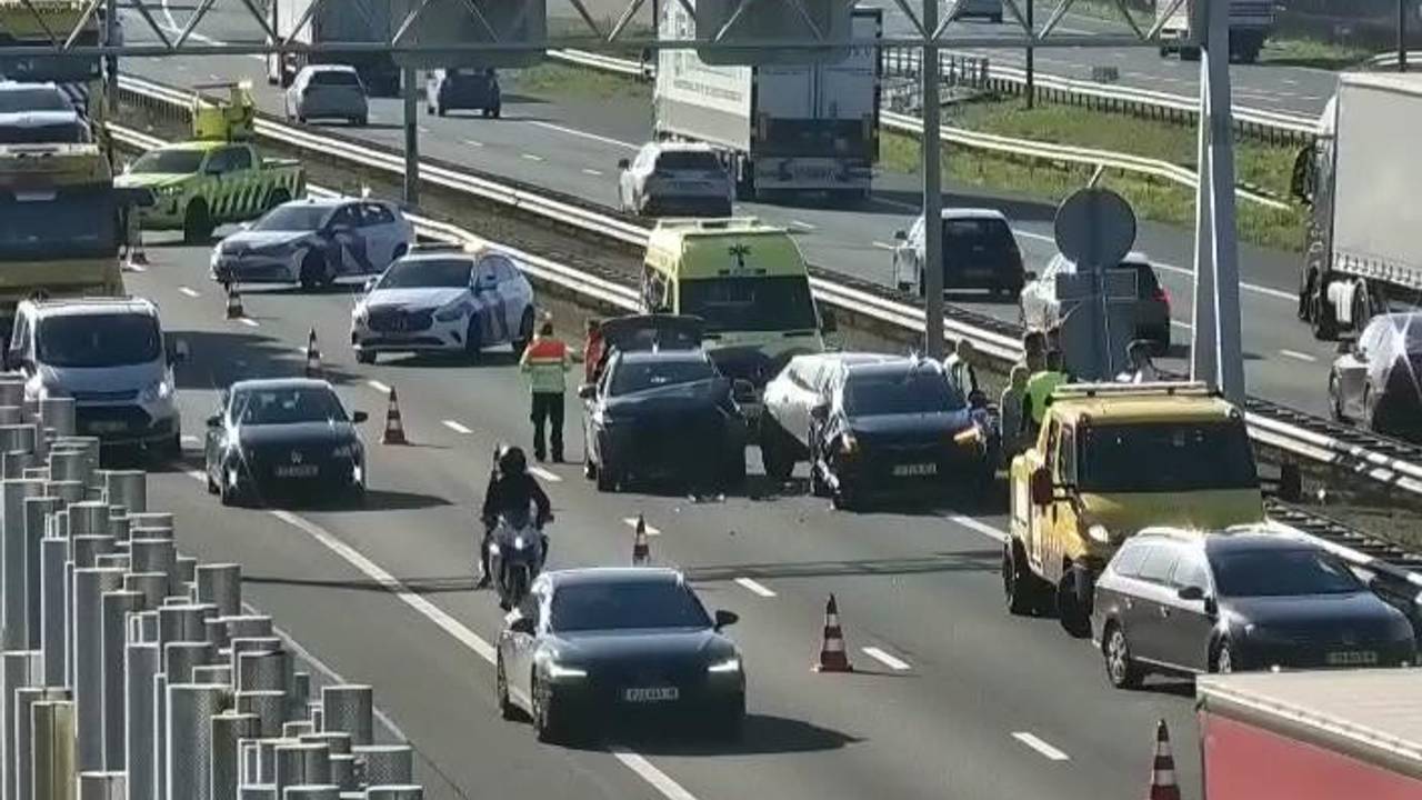 Vijf auto's botsen op elkaar op A2, vertraging richting Eindhoven