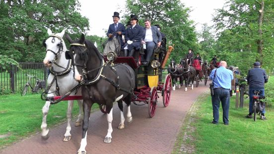 Historische koetsen trekken veel bekijks in Leek en omgeving