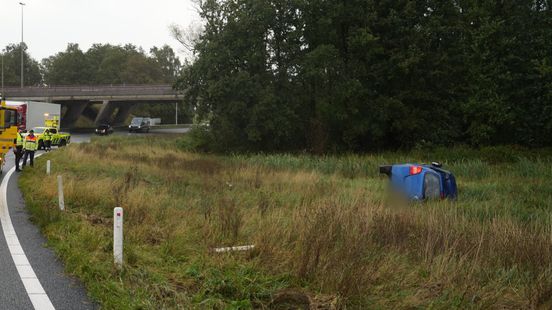 Opnieuw auto uit de bocht op A28