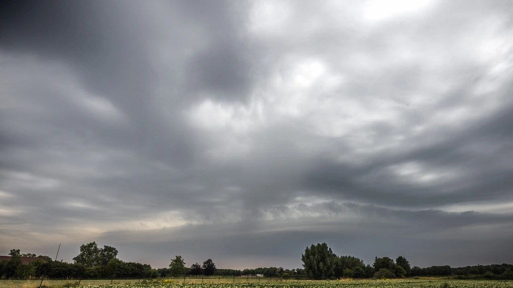 KNMI waarschuwt: onweer, hagel en windstoten verwacht op hete dag