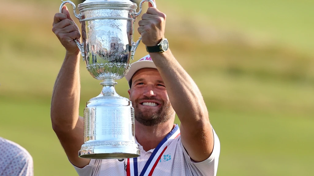 Golfer Clark houdt op slechte slotdag net genoeg over voor US Open-titel