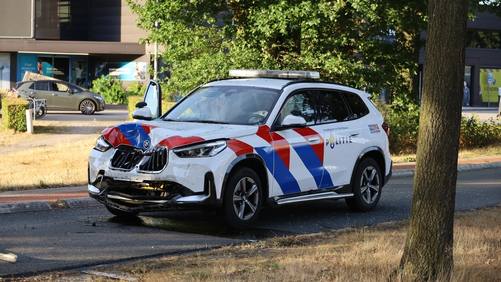 Bestuurder rijdt met gestolen auto in op politiewagen in Uden