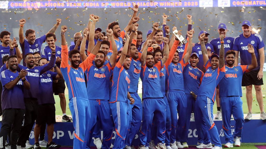 Prijsuitreiking zonder beker: conflict tussen India en Pakistan laait op bij cricketfinale