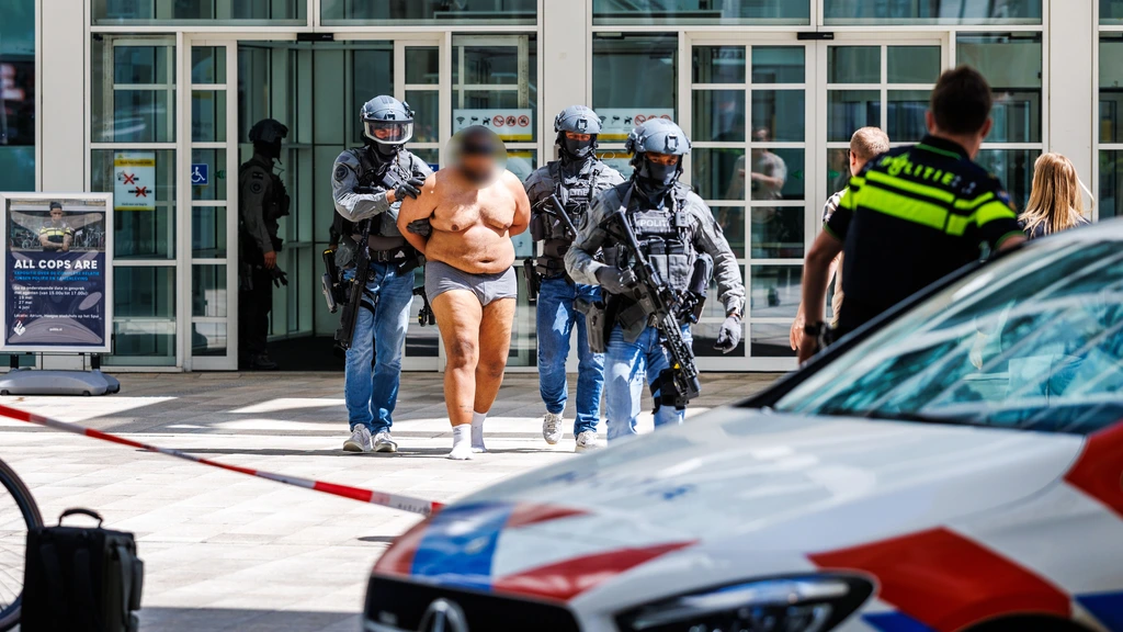 Stadhuis Den Haag ontruimd na bommelding, verwarde man opgepakt