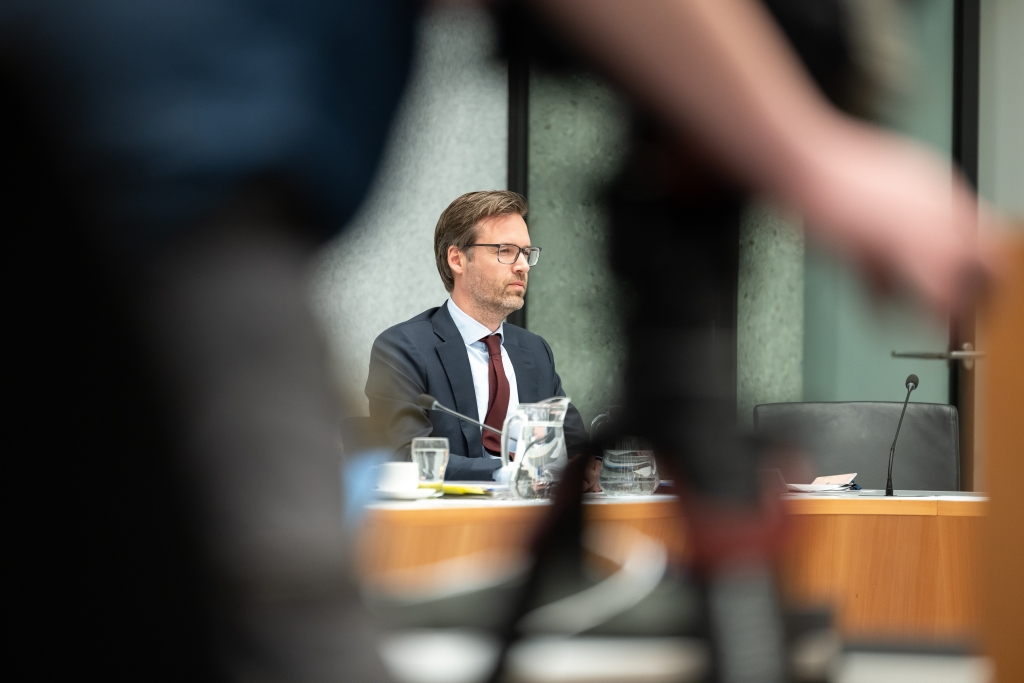 Sjoerdsma krijgt in eerste debat kritiek van links en rechts. ‘Verspil goodwill niet in wittebroodsweken’