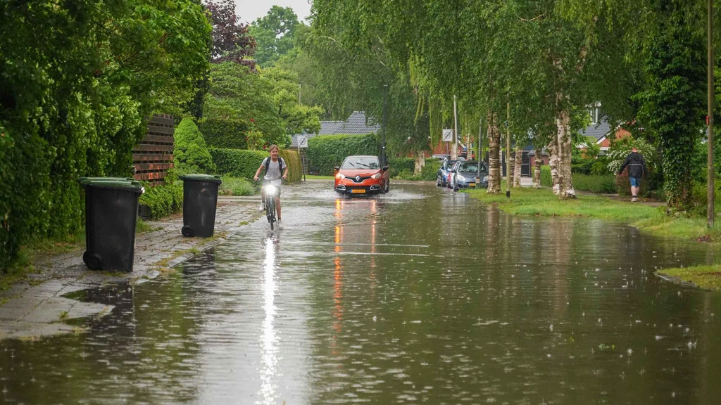 Zwaar onweer trekt over Nederland, code oranje voor twee provincies
