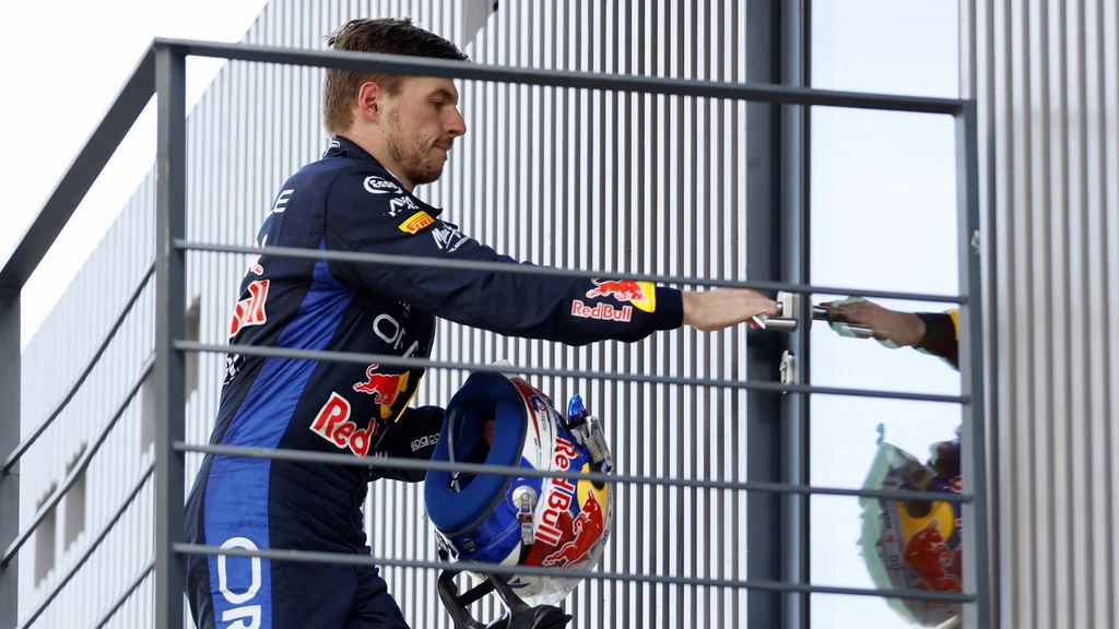 Verstappen valt uit op Silverstone, Leclerc wint na technische problemen Antonelli