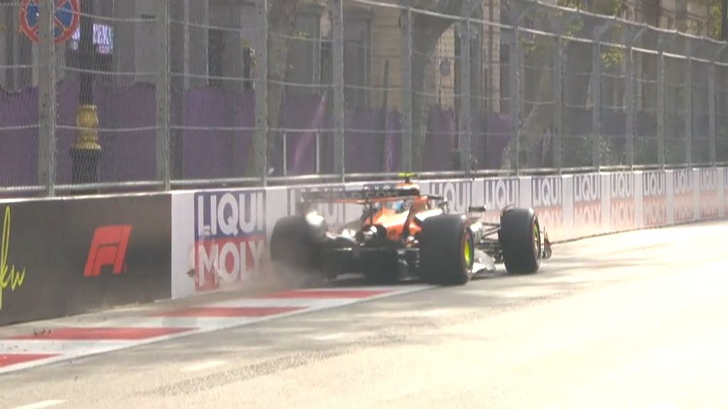 Norris rijdt auto krom na botsing tegen muur in Bakoe, Ferrari's beginnen goed aan weekend