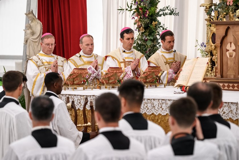 Vaticaan excommuniceert alle geestelijken en gelovigen van de Piusbroederschap. ‘Misdrijf van schisma’
