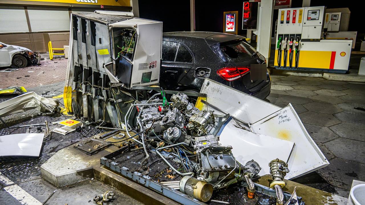 Automobilist rijdt tankzuil omver, andere man weet net op tijd weg te komen