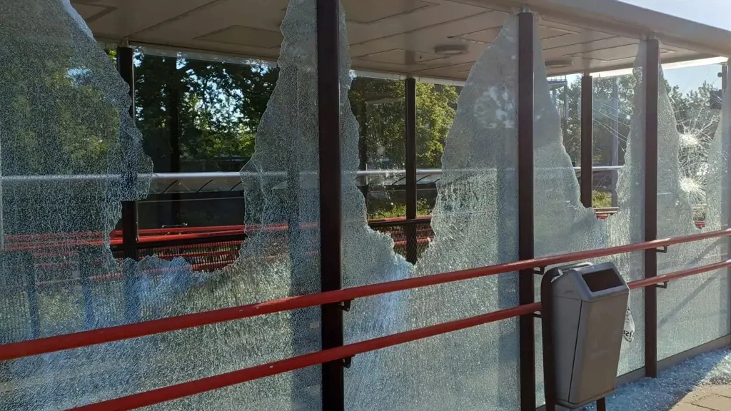 Twee stations in Hengelo vernield: glasschade en informatieborden beschoten