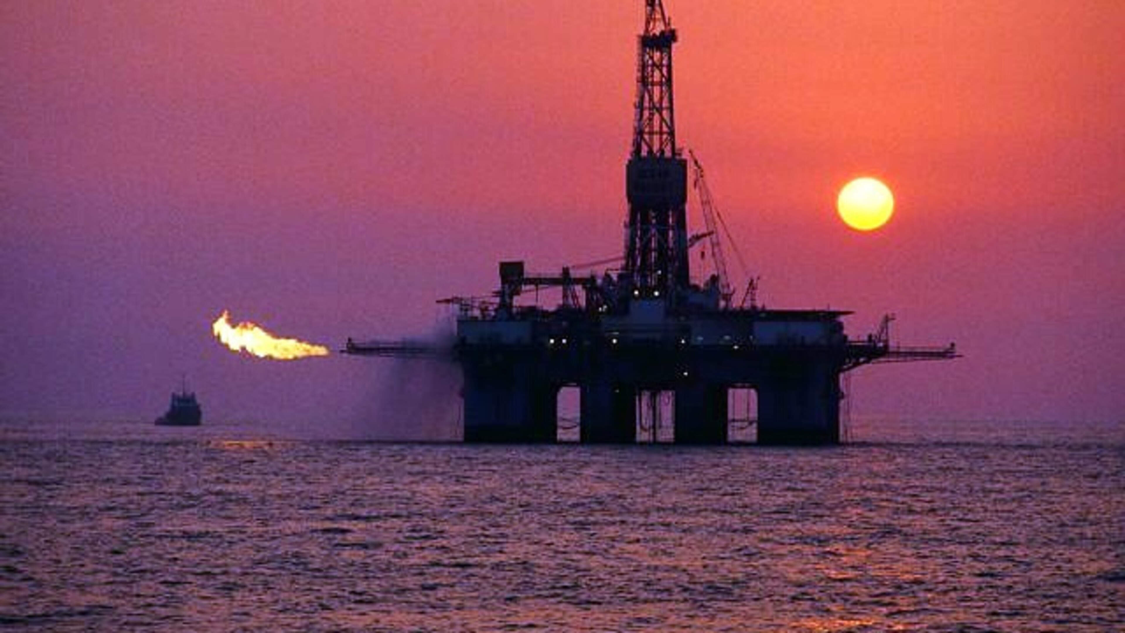 Door energiecrisis maken oliebedrijven bijna 3000 dollar per seconde winst, terwijl consument benzine amper nog kan betalen