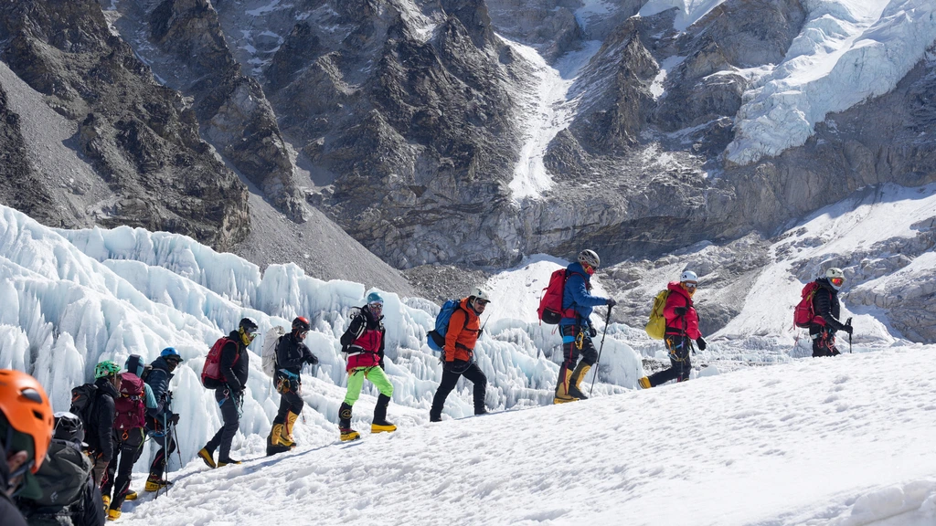 Recordaantal mensen beklimmen Mount Everest vanaf Nepal op zelfde dag
